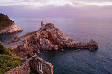 San Pietro Kilisesi gün batımında, Portovenere, Liguria, İtalya