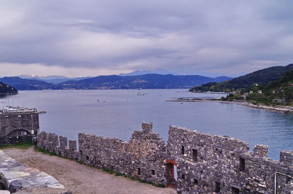 Beskåda av den bay Portovenere i kyrkan San Pietro, Ligurien, Italien — Stockfoto