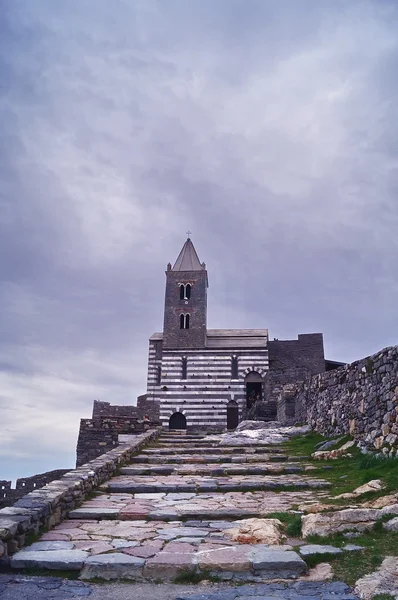 Церковь Сан Пьетро, Портовенере, Лигурия, Италия — стоковое фото