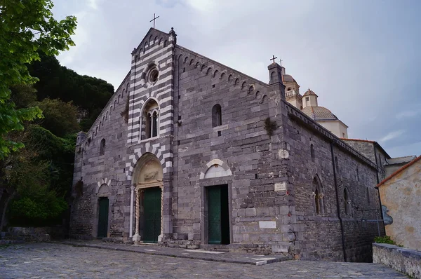 Gevel van de kerk van St. Lawrence, Portovenere, Ligurië, Italië — Stockfoto