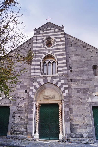 イタリア、リグーリア州、ポルトヴェーネレ聖ローレンス教会のファサード — ストック写真
