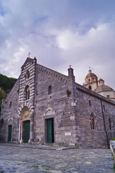 Gevel van de kerk van St. Lawrence, Portovenere, Ligurië, Italië — Stockfoto