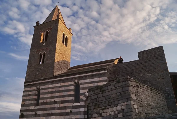 San Pietro Kilisesi gün batımında, Portovenere, Liguria, İtalya — Stok fotoğraf