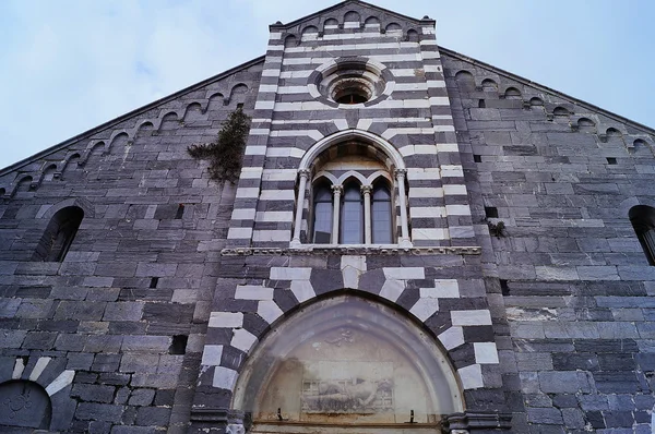 イタリア、リグーリア州、ポルトヴェーネレ聖ローレンス教会のファサード — ストック写真