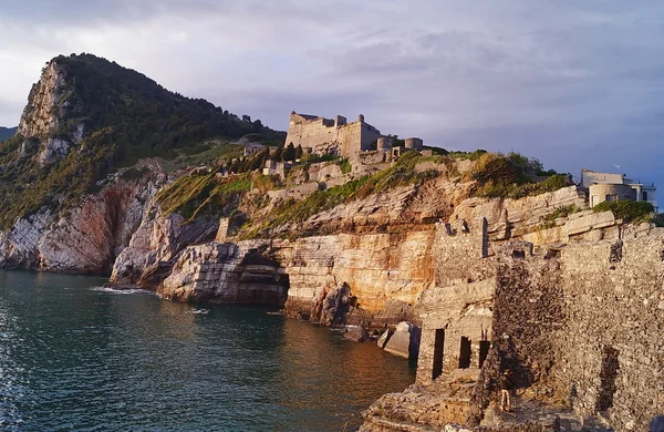 Cliffs and fortress of Portovenere aat sunset, Liguria, Italy — Free Stock Photo