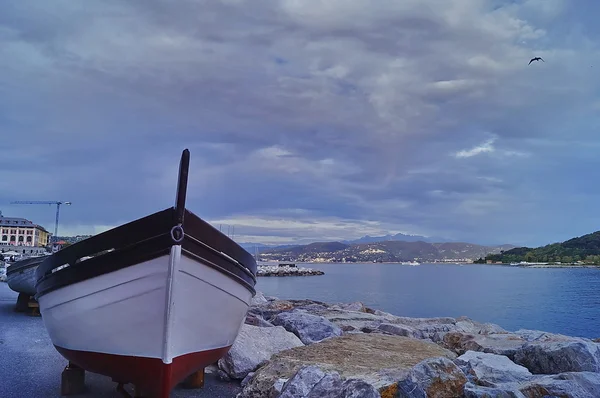 Barco ao longo do mar em Portovenere, Ligúria, Itália — Fotografia de Stock