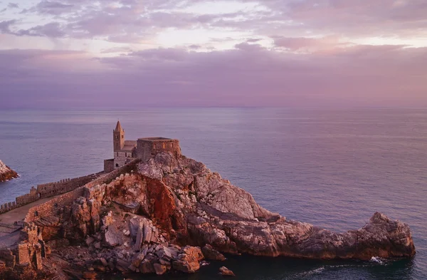 San Pietro Kilisesi gün batımında, Portovenere, Liguria, İtalya