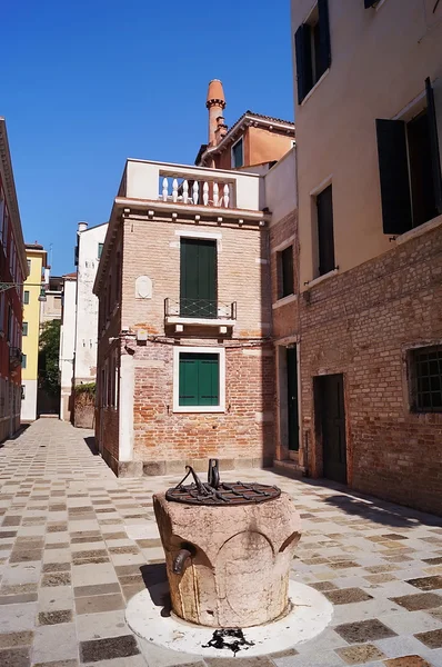 Typical venetian campiello, Italy — Stock Photo, Image