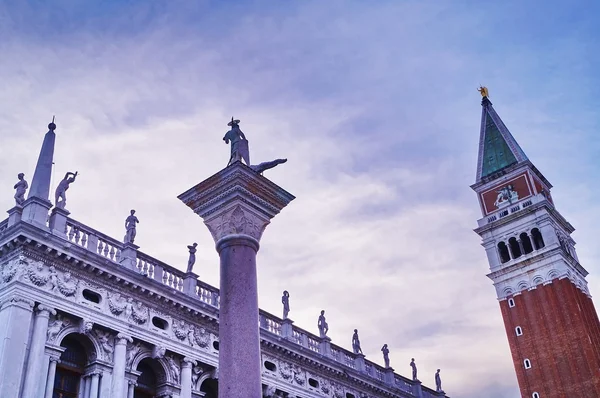 Kolumnen och bell tower San Marco, Venedig, Italien — Stockfoto