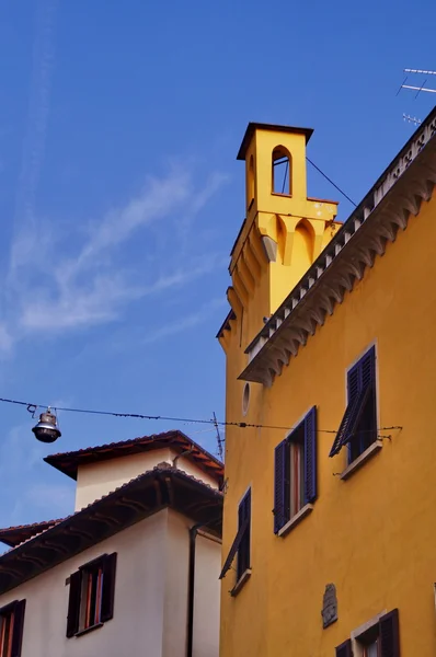 Torre em uma rua do centro antigo de Pistoia — Fotografia de Stock