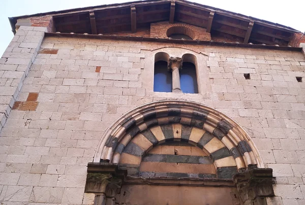 Gevel van een oude kerk in het centrum van Pistoia; Italië — Stockfoto