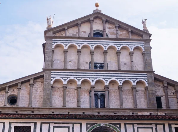 Detalj av fasaden av katedralen i Sain Zeno, Pistoia, Italien — Stockfoto