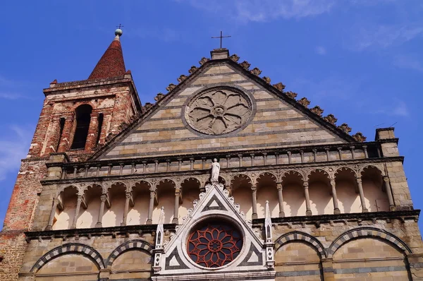 Gevel van de kerk van San Paolo, Pistoia, Italië — Stockfoto