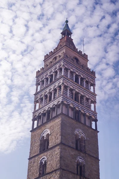 Zvonice katedrály svatého Zeno, Pistoia; Itálie — Stock fotografie