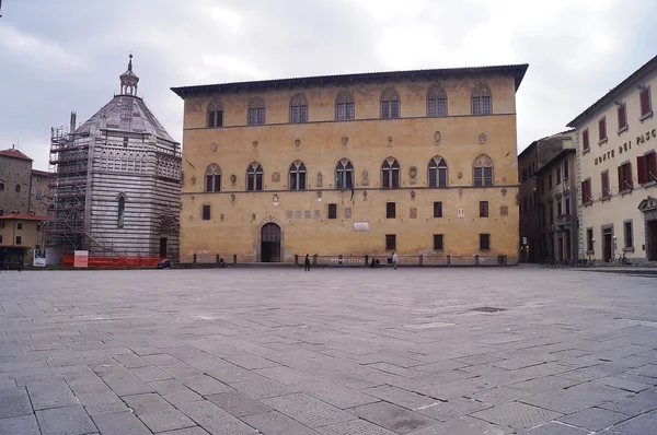 Battistero och Podest palace, Pistoia, Italypodest palace, Pistoia, Italien — Stockfoto