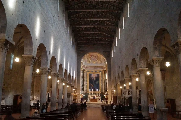 Innenraum der Kathedrale von San Zeno, Pistoia, Italien — Stockfoto