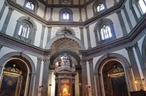 Innenraum der Basilika von Santa Maria Demut, Pistoia, Toskana, Italien — Stockfoto