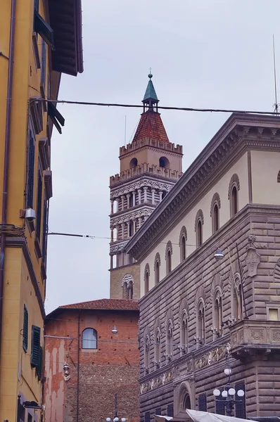 Rua pitoresca no centro antigo Pistoia, Itália — Fotografia de Stock