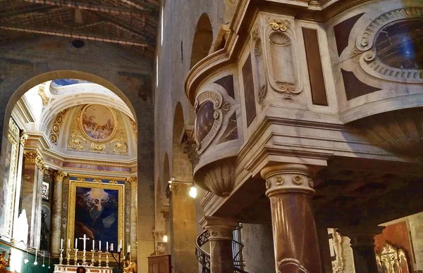 Interiér katedrály svatého Zeno, Pistoia, Itálie — Stock fotografie