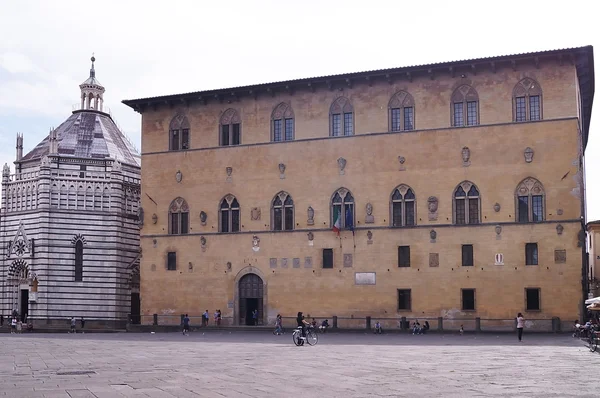 Battistero och Podest palace, Pistoia, Italypodest palace, Pistoia, Italien — Stockfoto