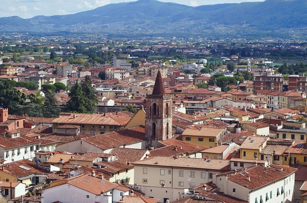 Flygfoto över Pistoia med kupolen i basilikan Santa Maria ödmjukheten, Pistoia, Toscana, Italien — Stockfoto