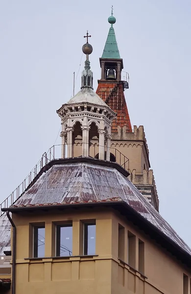 Vista superior da lanterna do Batistério e do campanário da Catedral de São Zenão, Pistoia, Toscana, Itália — Fotografia de Stock