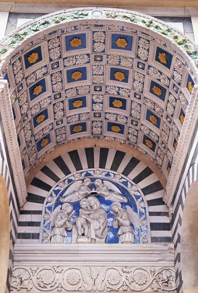 Detalhe da porta de entrada da Catedral de São Zenão, Pistoia, Itália — Fotografia de Stock