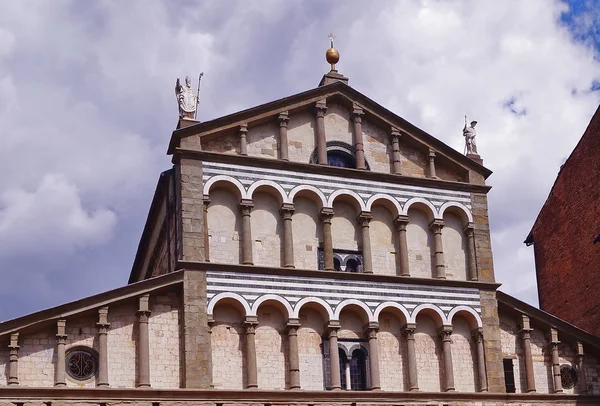 Detail der Fassade der Kathedrale von sain zeno, pistoia, italien — Stockfoto