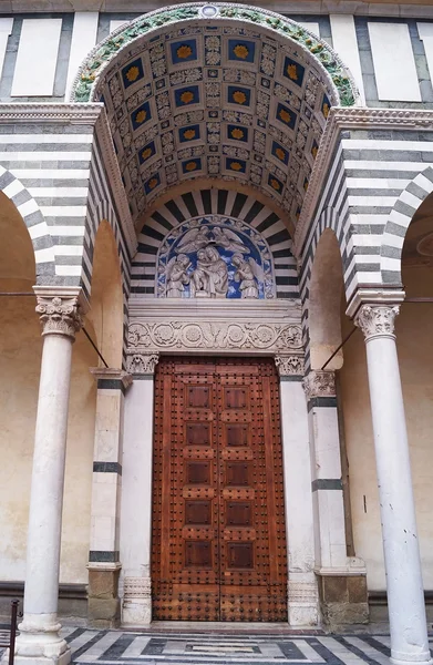 Входная дверь кафедрального собора Святого Зенона, Пистоя, Тоскана, Италия — стоковое фото