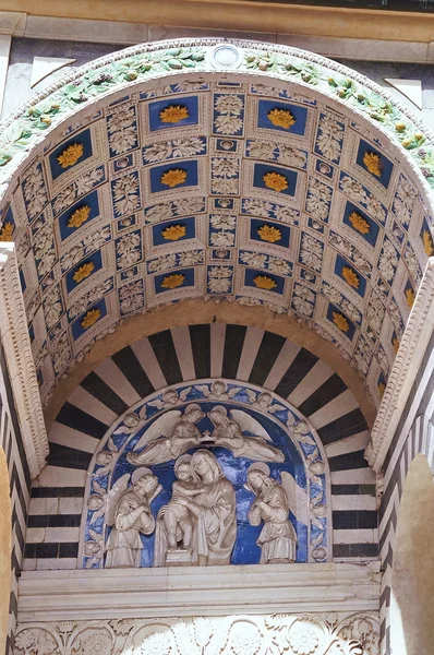 Detalle de la puerta de entrada de la Catedral de San Zenón, Pistoia, Italia — Foto de Stock