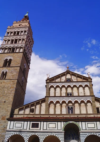 Fasad av domkyrkan av Sain Zeno, Pistoia, Italien — Stockfoto