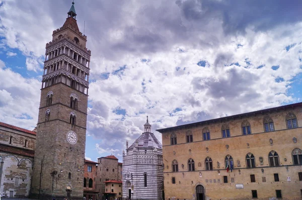 Court Palace, klocktornet av Cathetdral av San Zeno och baptisterium av Pistoia, Toscana, Italien — Stockfoto