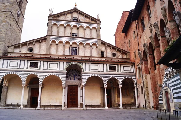 Fachada da Catedral de Sain Zeno, Pistoia, Itália — Fotografia de Stock