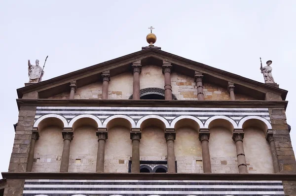 Détail de la façade de la cathédrale de Sain Zeno, Pistoia, Italie — Photo