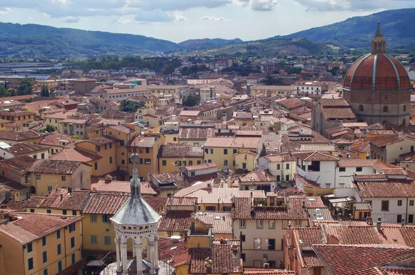 Вид с воздуха на Пистойю с куполом базилики Санта-Мария, Пистойя, Тоскана, Италия — стоковое фото