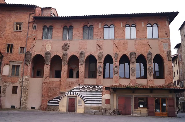 Fachada del Palacio del Antiguo Obispo, Pistoia, Italia — Foto de Stock