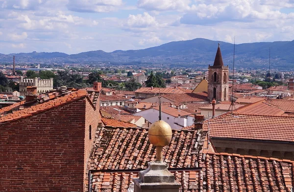 Luchtfoto van Pistoia met de koepel van de basiliek van Santa Maria nederigheid, Pistoia, Toscane, Italië — Stockfoto