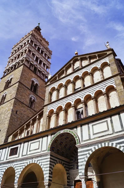 Fasada katedry w Sain Zeno, Pistoia, Włochy — Zdjęcie stockowe