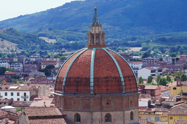 Вид с воздуха на Пистойю с куполом базилики Санта-Мария, Пистойя, Тоскана, Италия — стоковое фото