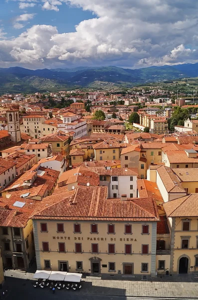 Vista aérea de Pistoia con la cúpula de la Basílica de Santa Maria humildad, Pistoia, Toscana, Italia — Foto de Stock