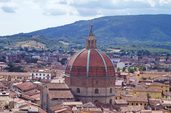 Luchtfoto van Pistoia met de koepel van de basiliek van Santa Maria nederigheid, Pistoia, Toscane, Italië — Stockfoto