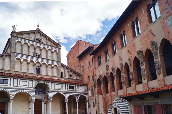 Katedrála San Zeno a staré biskupský palác, Pistoia, Itálie — Stock fotografie