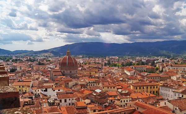 Flygfoto över Pistoia med kupolen i basilikan Santa Maria ödmjukheten, Pistoia, Toscana, Italien Stockbild