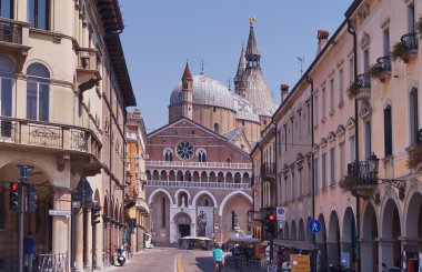 Cephe Yerebatan del Santo, Padua, İtalya