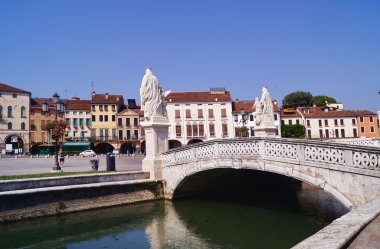 Köprü Prato della Valle Meydanı, Padua, İtalya