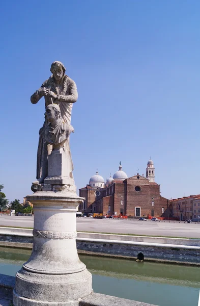 Benediktinské opatství Saint Giustina náměstí Prato della Valle, Padova, Itálie — Stock fotografie