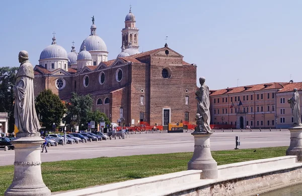 Benedictine Abbey of Saint Giustina alkaen Prato della Valle square, Padova, Italia — kuvapankkivalokuva