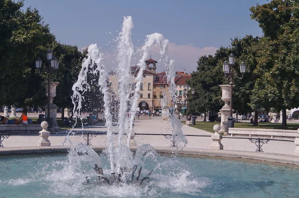 Fuente en la plaza Prato della Valle, Padua, Italia —  Fotos de Stock