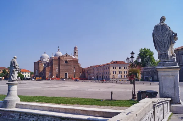 Abadía benedictina de Santa Giustina desde la plaza Prato della Valle, Padua, Italia — Foto de Stock