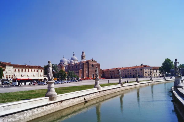 Benediktinské opatství Saint Giustina náměstí Prato della Valle, Padova, Itálie — Stock fotografie